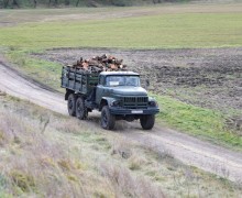 Военнослужащие Минобороны помогают жителям и школам с дровами и полевыми кухнями