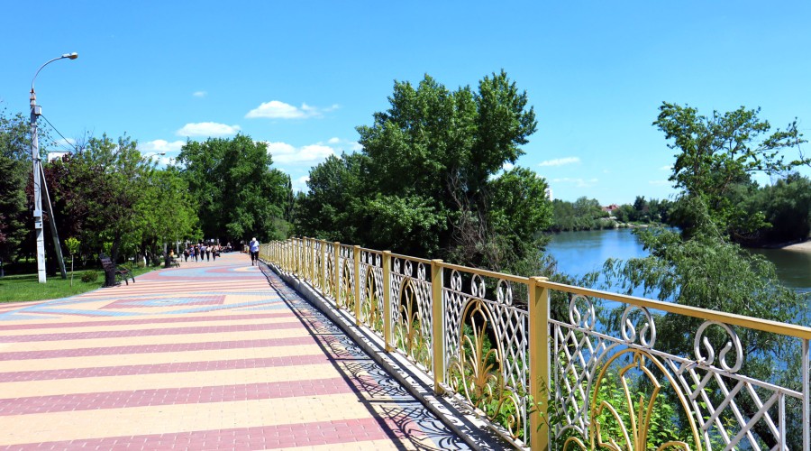 Городская набережная в центре Тирасполя