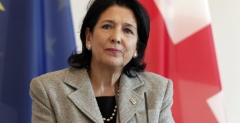 Президент Грузии Саломе Зурабишвили призвала Макрона приехать и помочь ей