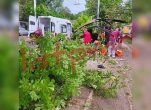 В Бендерах машина влетела в остановку с людьми. Есть пострадавшие