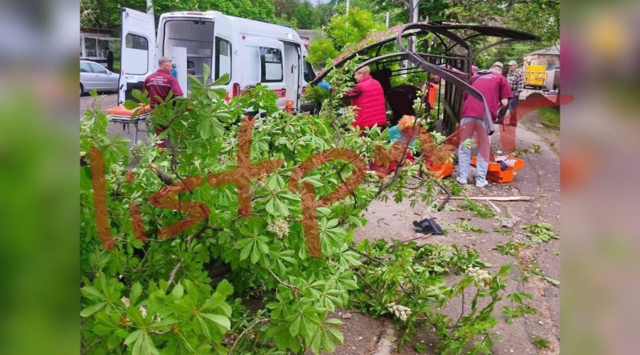 В Бендерах машина влетела в остановку с людьми. Есть пострадавшие