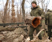 Военнослужащие Минобороны помогают жителям и школам с дровами и полевыми кухнями