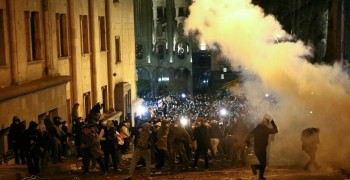 Протесты в Тбилиси против закона об иностранных агентах: сожжение российского флага и политические последствия
