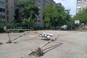 По ул. Восстания 46 во дворе упали футбольные ворота на спортивной площадке