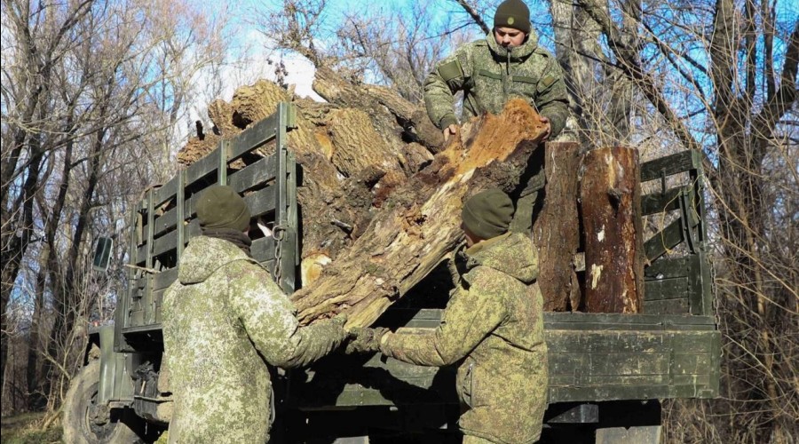 Военнослужащие Минобороны помогают жителям и школам с дровами и полевыми кухнями