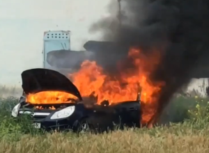 В Бендерах загорелась машина: водитель успел спастись (видео)